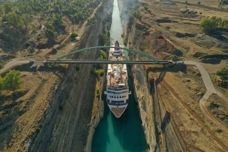 Le Braemar traversant le Canal de Corinthe