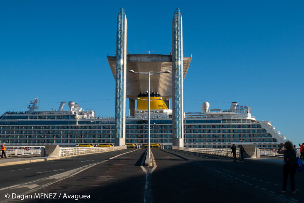 Le Spirit Of Discovery passe le pont Chaban-Delmas