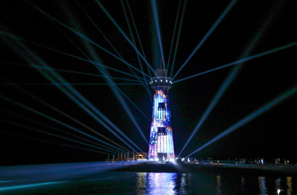 Le spectacle de lumière du phare de MSC Ocean Cay